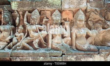 Détail de bas-reliefs sculptés sur la terrasse du Roi Lépreux, l'Angkor Thom, au Cambodge. Banque D'Images