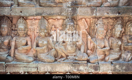 Détail de bas-reliefs sculptés sur la terrasse du Roi Lépreux, l'Angkor Thom, au Cambodge. Banque D'Images