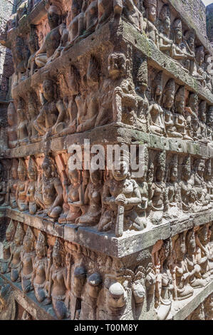 Détail de bas-reliefs sculptés sur la terrasse du Roi Lépreux, l'Angkor Thom, au Cambodge. Banque D'Images