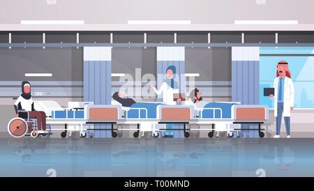 Visite de l'équipe médecins arabe arabes handicapés en fauteuil roulant assis patients couchette thérapie intensive ward healthcare hôpital concept salle de clinique Illustration de Vecteur