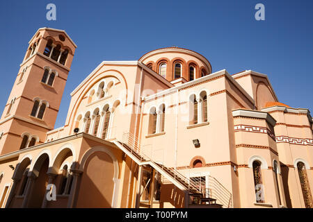 Panaghia Katholiki Cathédrale avec sa façade blanche et rose à Limassol, Chypre. Banque D'Images