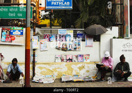 PUNE, Maharashtra, janvier 2019, les personnes à la rue de Stalle journal Banque D'Images