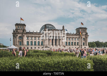 Berlin, Allemagne - mai 2018 : Les gens de l'extérieur du bâtiment du Reichstag à Berlin, Allemagne Banque D'Images