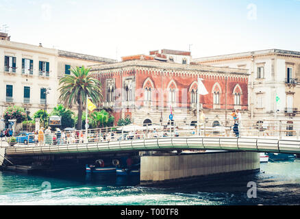 Syracuse, Sicile, Italie - 12 août 2018 : pont près de Vieux port, du front de mer d'Ortigia Ortigia (île) Banque D'Images