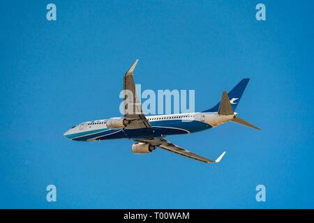 OSAKA, JAPON - JAN. 4, 2019 : Xiamen Airlines Boeing 737-800 décollant de l'Aéroport International de Kansai à Osaka, Japon. Banque D'Images