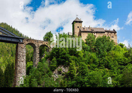 Alpine d'été Trisanna pont ferroviaire qui traverse la rivière Trisanna et en face de la route de la Silvretta Château Wiesberg, vallée de Paznaun, Landeck, Tyrol, Autriche. Banque D'Images