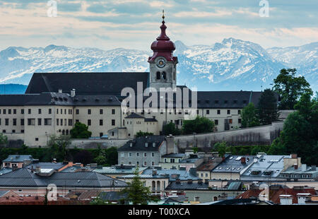 Soir de l'été de la ville de Salzbourg (Autriche) Vue de jusqu'à l'abbaye Nonnberg couvent bénédictin (remise à neuf dans le style baroque dans les années 1880) ABD Banque D'Images