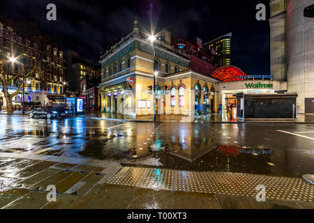 La station de métro Gloucester Road dans la nuit. Métro de Londres, Londres. Banque D'Images