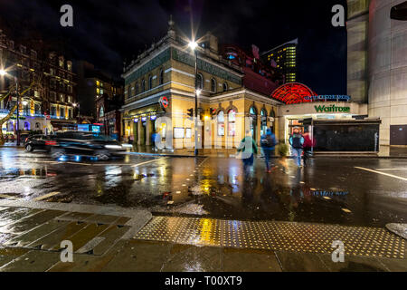 La station de métro Gloucester Road dans la nuit. Métro de Londres, Londres. Banque D'Images