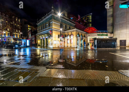 La station de métro Gloucester Road dans la nuit. Métro de Londres, Londres. Banque D'Images