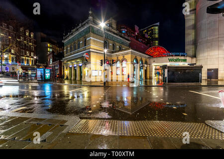 La station de métro Gloucester Road dans la nuit. Métro de Londres, Londres. Banque D'Images