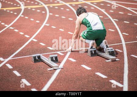 Les élèves du secondaire participent à un track and field 100 mètres race Banque D'Images