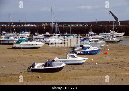 Bateaux de pêche dans le port de Gorey à marée basse sur l'île de Jersey, Îles britanniques, Royaume-Uni. Banque D'Images