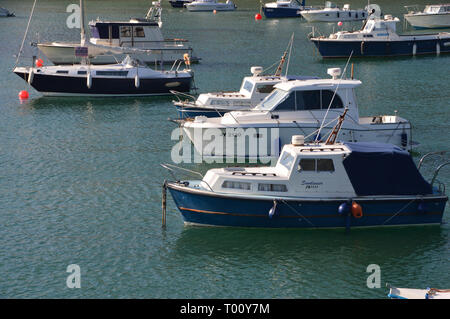 Petite pêche et bateaux de plaisance à Gorey Harbour sur l'île de Jersey, Îles britanniques, Royaume-Uni. Banque D'Images