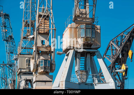 Vieux Port, Rusty grues avec ciel bleu Banque D'Images