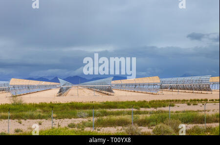 D'autres sources d'énergie de l'électricité et les chauffe-eau à l'aide de l'énergie solaire Banque D'Images