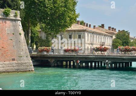 Peschiera del Garda, Italie - 7 août 2014 : Fleurs sur le pont piétonnier à Peschiera del Garda, un village du Lac de Garde, et appartiennent à la province Banque D'Images