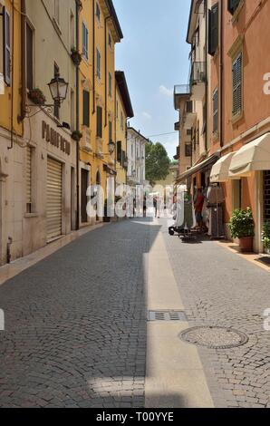 Peschiera del Garda, Italie - 7 août 2014 : Les gens de rue étroite de Peschiera del Garda, un village du Lac de Garde, et appartiennent à la province de ve Banque D'Images