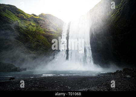 Cascade de Skogafoss étonnant situé en Islande démontrant la puissance de la nature Banque D'Images