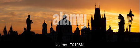 - Le pont Charles Praghe ossature au sunrise. Banque D'Images