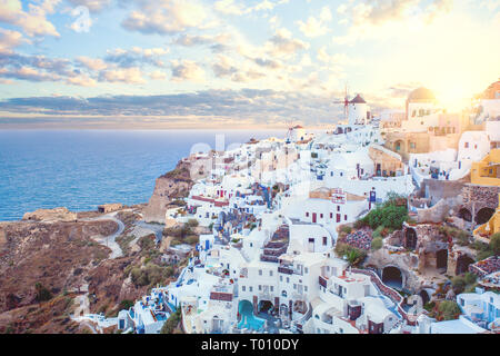 Santorini Grèce vue. Magnifique paysage de maisons blanches. Les amoureux de l'île Banque D'Images