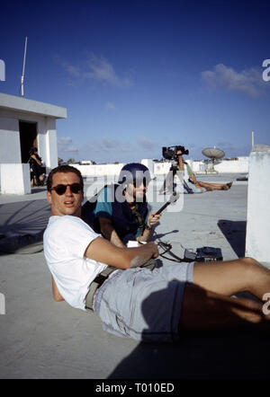 25 octobre 1993 Les membres des médias sont faibles sur le toit de l'hôtel Sahafi comme un feu-lutte fait rage au K4 rond-point à Mogadishu, en Somalie. Banque D'Images