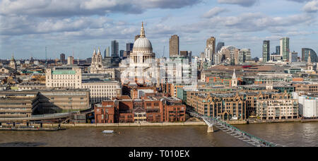 Le dôme de la Cathédrale St Paul au coeur de Londres à partir de la plate-forme d'observation de la Tate. Banque D'Images