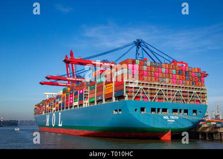 La MOL La vérité, l'un des plus gros porte-conteneurs du monde, Burchardkai dans le port de Hambourg, Allemagne. Banque D'Images