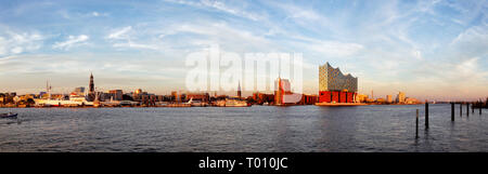 Panorama du port de Hambourg avec l'Elbphilharmonie dans lumière du soir. Banque D'Images