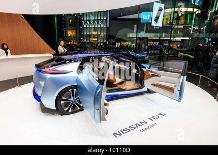 Phare Nissan showroom sur le Ginza à Tokyo. Affichage de la concept car, la Nissan électrique IDS, avec des portes ouvertes sur la zone délimitée par un cercle blanc. Banque D'Images