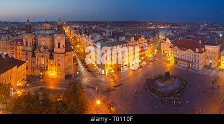 Prague - Le panorama avec l'église Saint Nicolas, Staromestske square et de la vieille ville au crépuscule. Banque D'Images