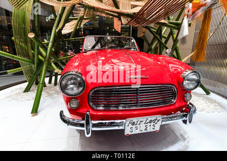 Phare Nissan showroom sur le Ginza à Tokyo. Datsun rouge Fair Lady voiture sur affichage sur un plateau tournant. Banque D'Images