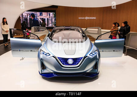 Phare Nissan showroom sur le Ginza à Tokyo. Affichage de la concept car, la Nissan électrique IDS, avec des portes ouvertes sur la zone délimitée par un cercle blanc. Banque D'Images