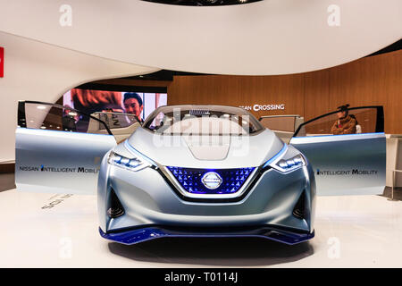 Phare Nissan showroom sur le Ginza à Tokyo. Affichage de la concept car, la Nissan électrique IDS, avec des portes ouvertes sur la zone délimitée par un cercle blanc. Banque D'Images