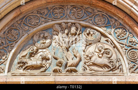 Parme, Italie - 17 avril 2018 : Le roman symbolique relief sur le baptistère. Banque D'Images