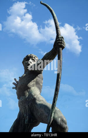 Statue de Archer en face de la Patinoire City Park Building Budapest Hongrie La verticale Banque D'Images