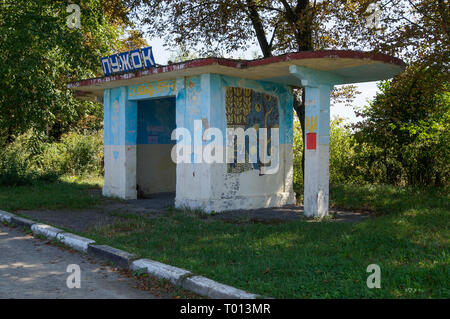 Vieille mosaïque sur arrêt de bus dans l'ouest de l'Ukraine. L'Europe. Banque D'Images