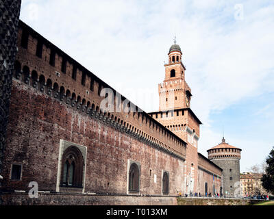Voyage d'Italie - Vue du mur extérieur du Château Sforzesco (Château des Sforza) avec des tours Torre del Carmine et Torre del Filarete de Torrione di Santo Banque D'Images