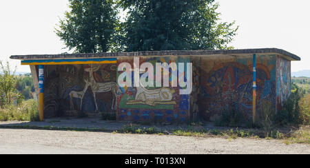 Ancienne URSS mosaïque sur arrêt de bus dans l'ouest de l'Ukraine. L'Europe. Banque D'Images