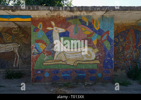 Ancienne URSS mosaïque sur arrêt de bus dans l'ouest de l'Ukraine. L'Europe. Banque D'Images