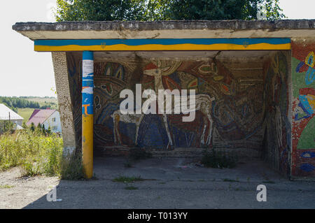 Ancienne URSS mosaïque sur arrêt de bus dans l'ouest de l'Ukraine. L'Europe. Banque D'Images