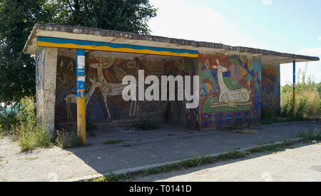 Ancienne URSS mosaïque sur arrêt de bus dans l'ouest de l'Ukraine. L'Europe. Banque D'Images