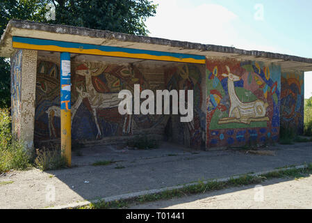 Ancienne URSS mosaïque sur arrêt de bus dans l'ouest de l'Ukraine. L'Europe. Banque D'Images