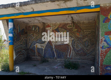 Ancienne URSS mosaïque sur arrêt de bus dans l'ouest de l'Ukraine. L'Europe. Banque D'Images