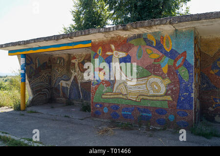 Ancienne URSS mosaïque sur arrêt de bus dans l'ouest de l'Ukraine. L'Europe. Banque D'Images