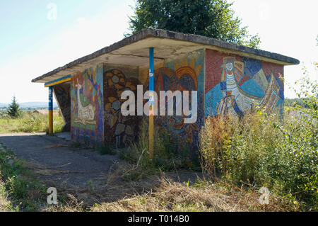 Ancienne URSS mosaïque sur arrêt de bus dans l'ouest de l'Ukraine. L'Europe. Banque D'Images