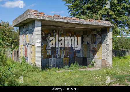 Ancienne URSS mosaïque sur arrêt de bus dans l'ouest de l'Ukraine. L'Europe. Banque D'Images