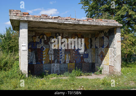 Ancienne URSS mosaïque sur arrêt de bus dans l'ouest de l'Ukraine. L'Europe. Banque D'Images