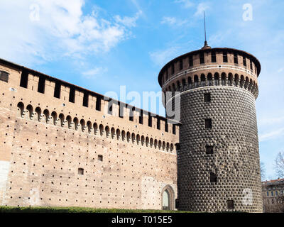 Voyage d'Italie - Vue du mur de défense de Castello Sforzesco (Château des Sforza) avec tour Torrione di Santo Spirito in Milan city, Lombardie Banque D'Images