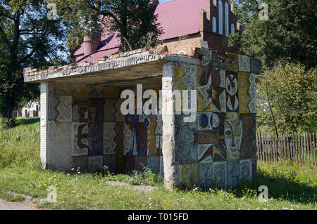 Ancienne URSS mosaïque sur arrêt de bus dans l'ouest de l'Ukraine. L'Europe. Banque D'Images